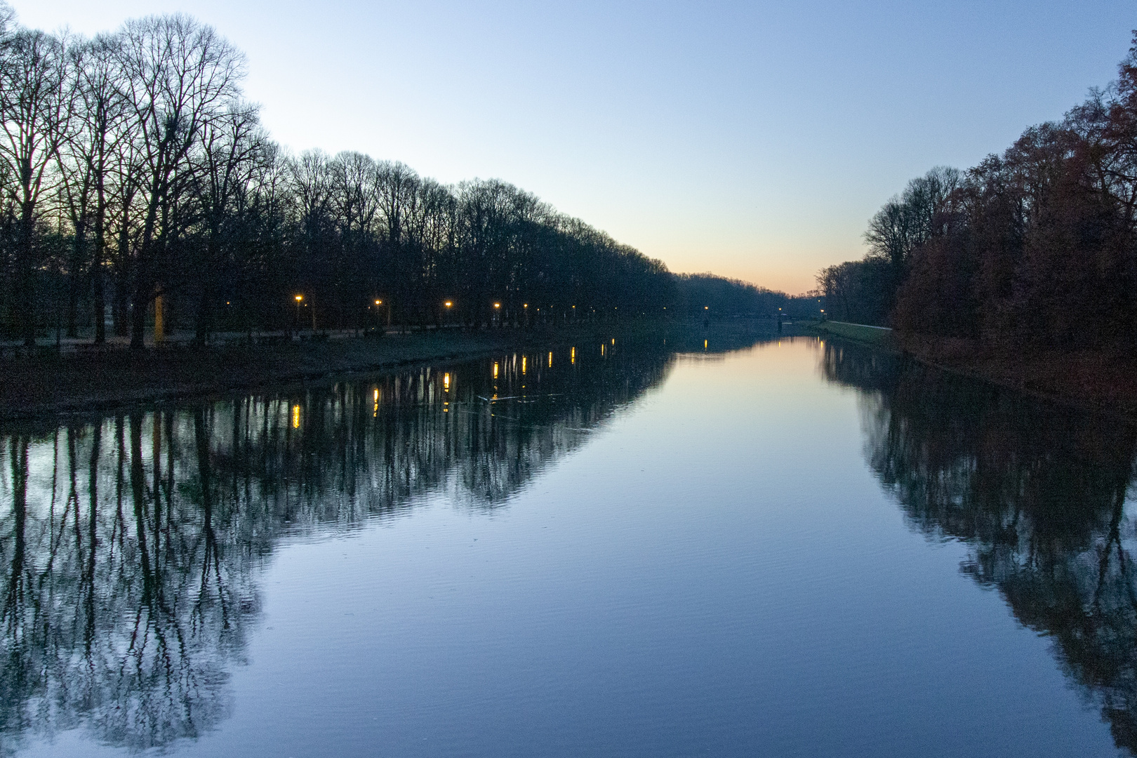 Auf der Sachsenbrücke am Morgen