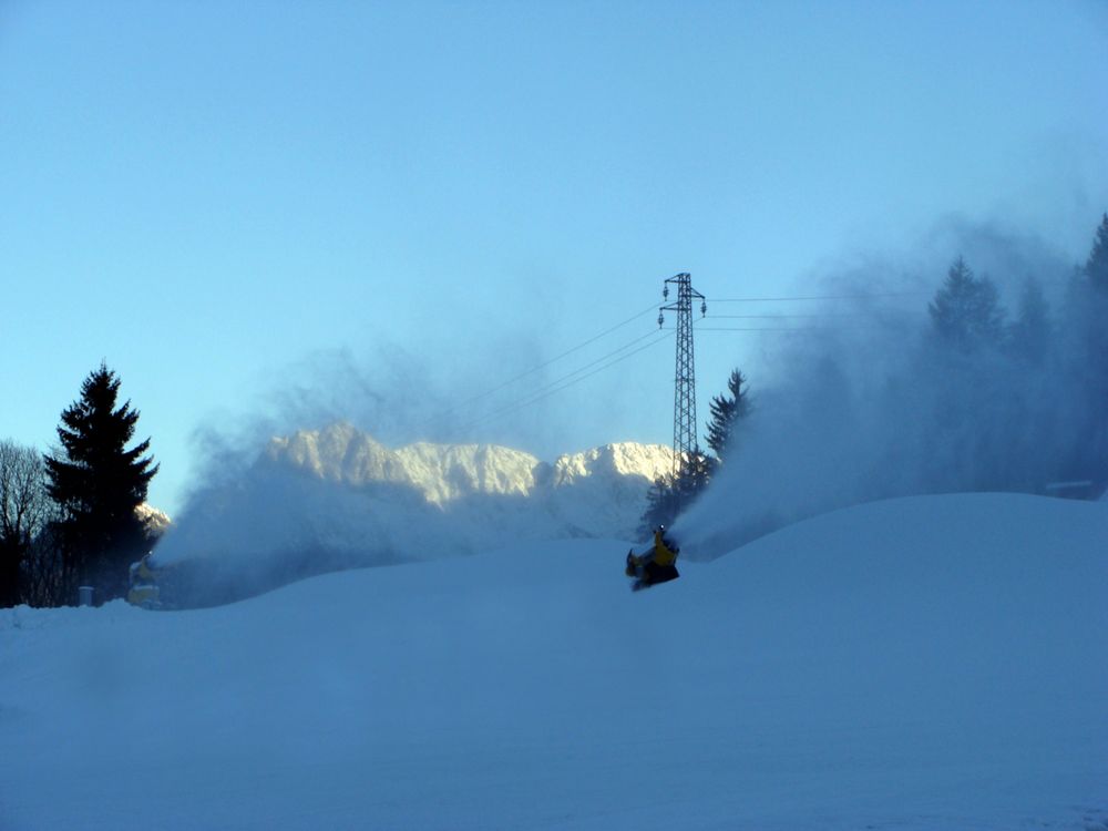 Auf der Schipiste schneit es künstlich