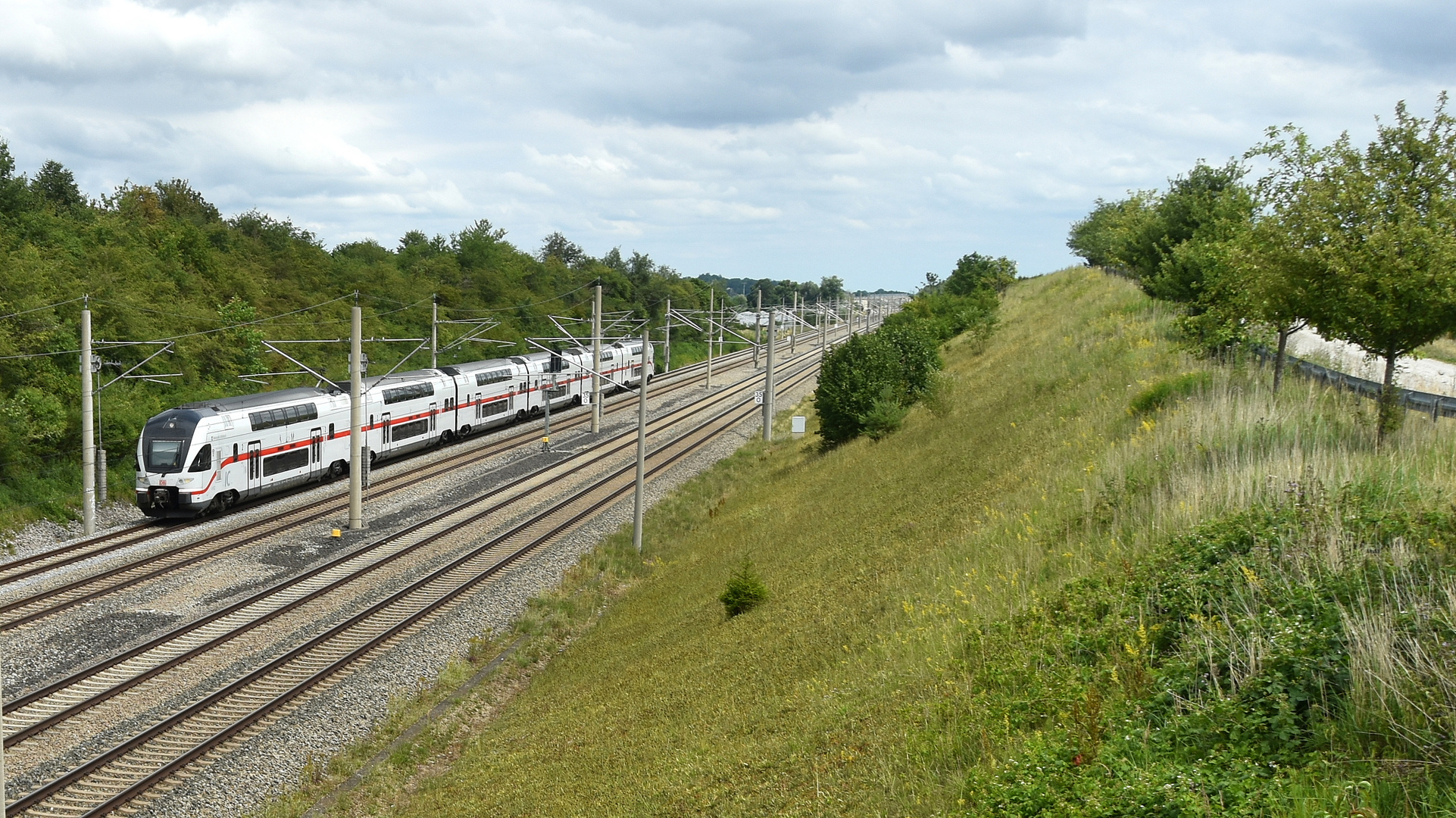 Auf der Schnellfahrstrecke München-Augsburg bei Hattenhofen 16.7.2023