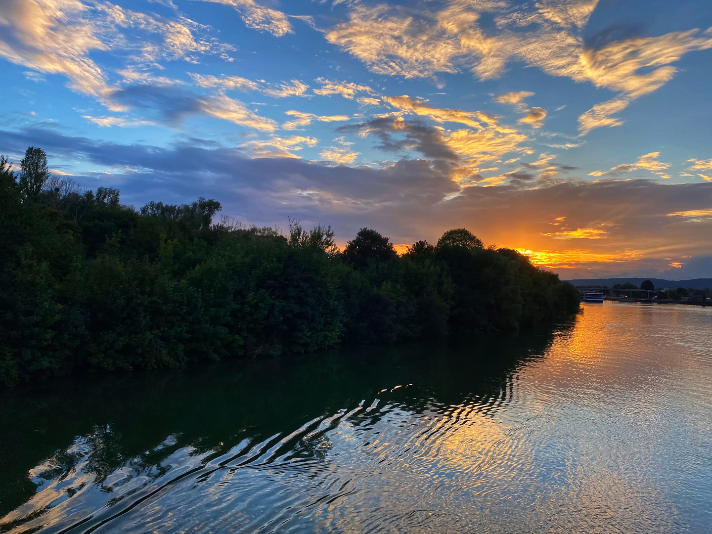 auf der Seine abends