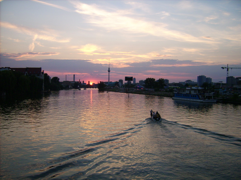 auf der spree in den sonnenuntergang