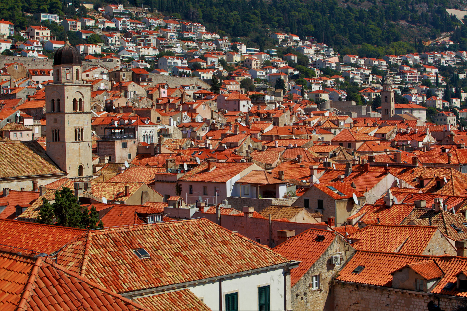 auf der Stadtmauer und über den Dächern von Dubrovnik