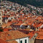 auf der Stadtmauer und über den Dächern von Dubrovnik