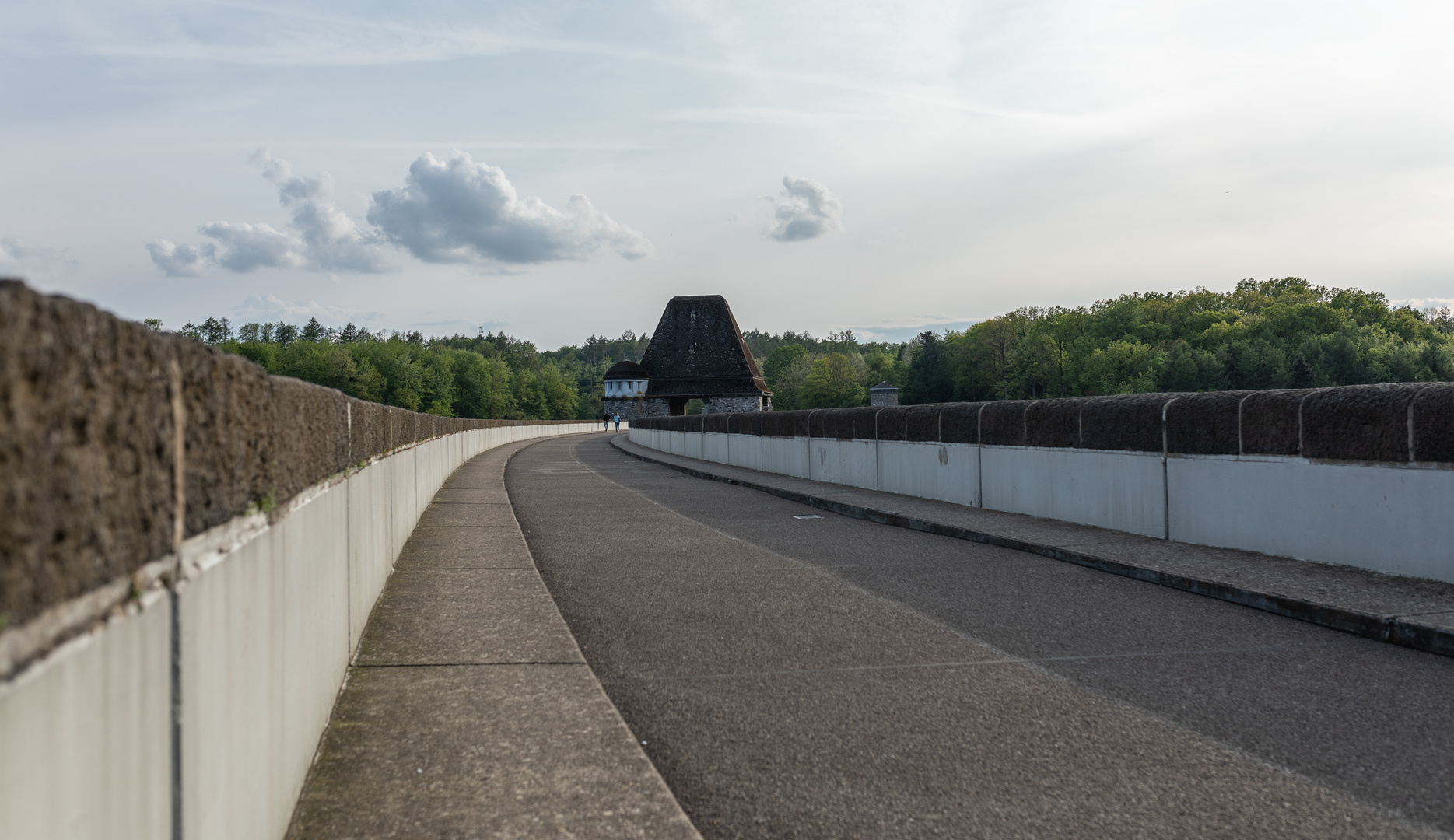 Auf der Staumauer