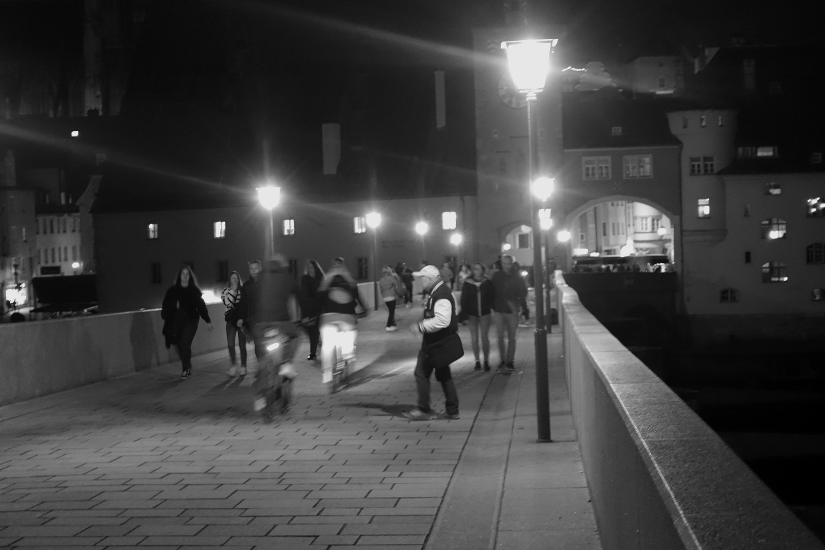 Auf der steinernen Brücke in Regensburg