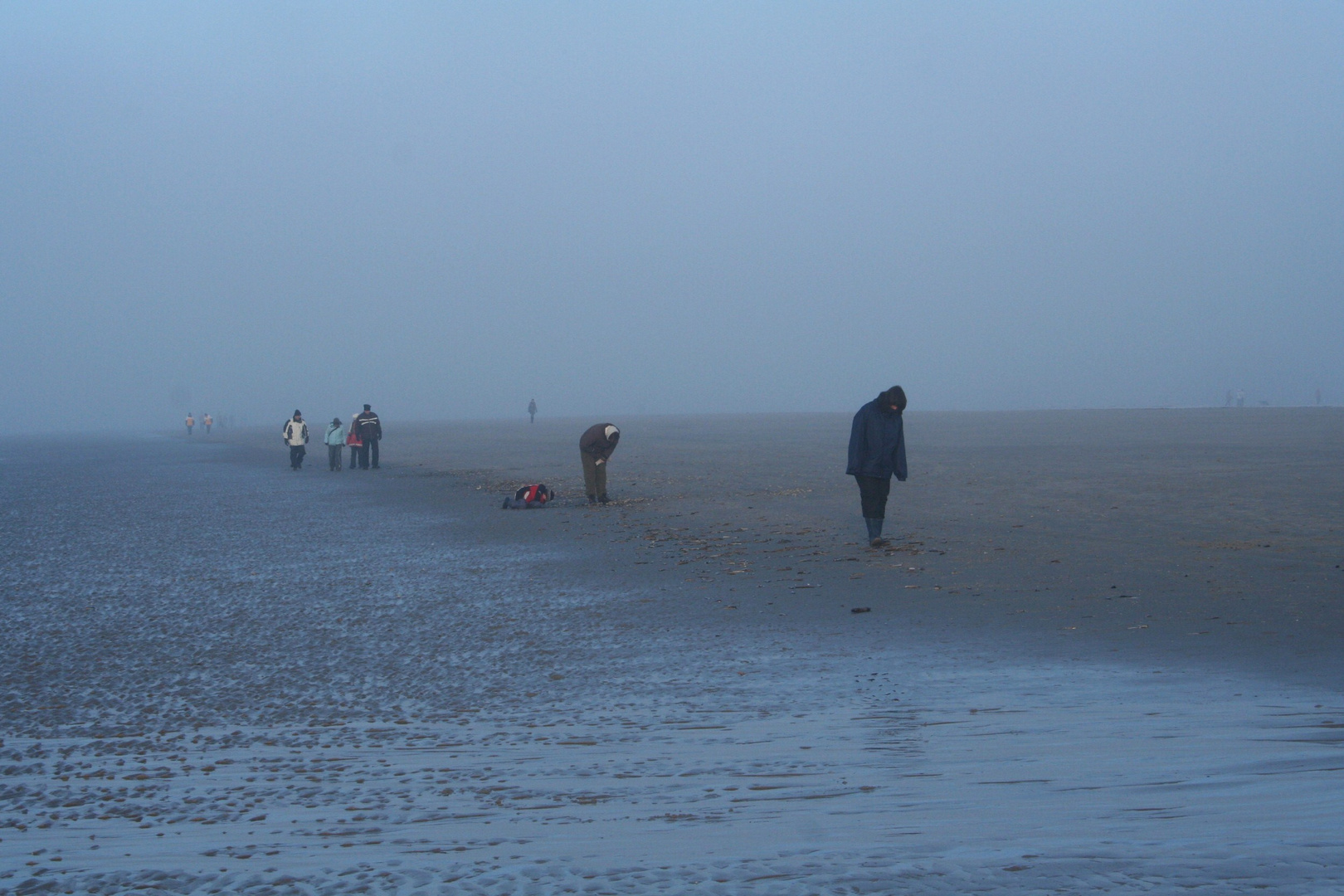 Auf der Suche nach Bernsteinen am Strand von SPO