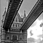 Auf der Tower Bridge nach oben geschaut...