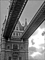 Auf der Tower Bridge nach oben geschaut...