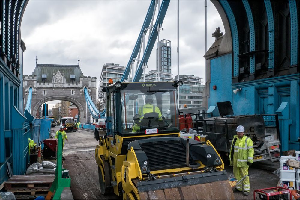 Auf der Tower Bridge wird gearbeitet