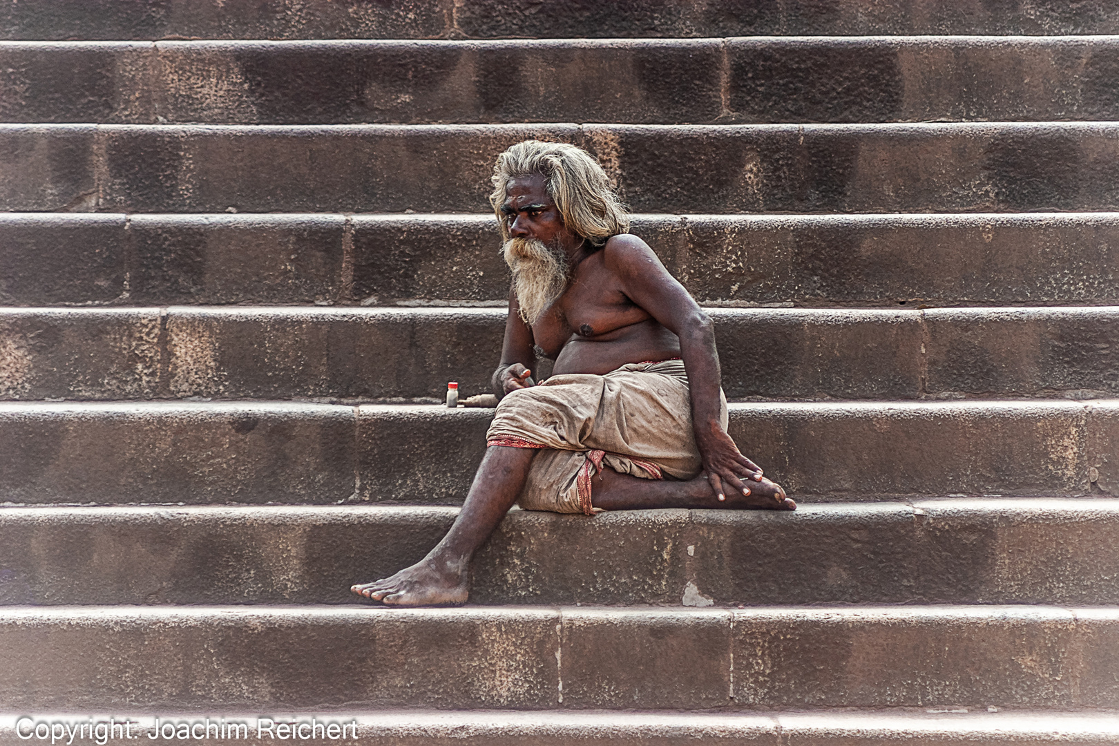 Auf der Treppe des Padmanabhaswamy-Tempels in Trivandrum, der Hauptstadt von Kerala/Südindien