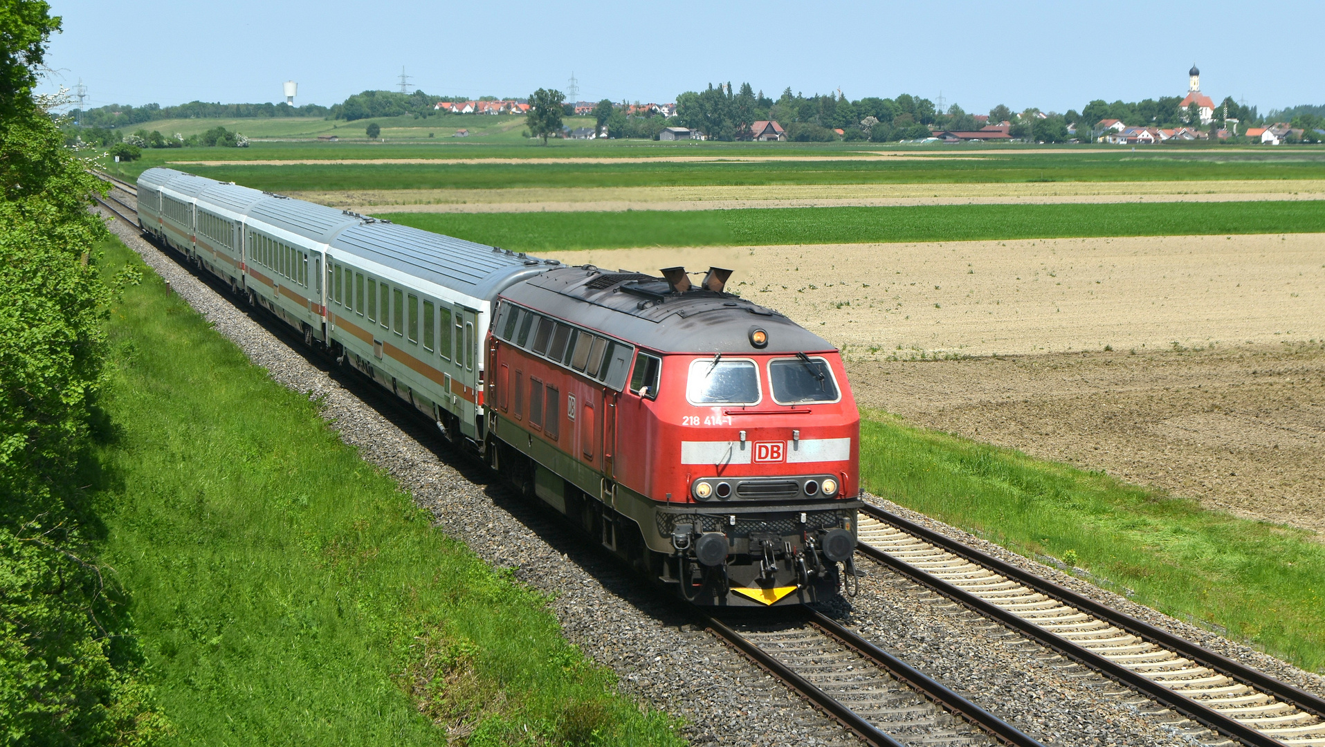 Auf der "Unteren Allgäubahn" fährt der IC Nebelhorn bei Lindenberg gen Oberstdorf 27.5.2023