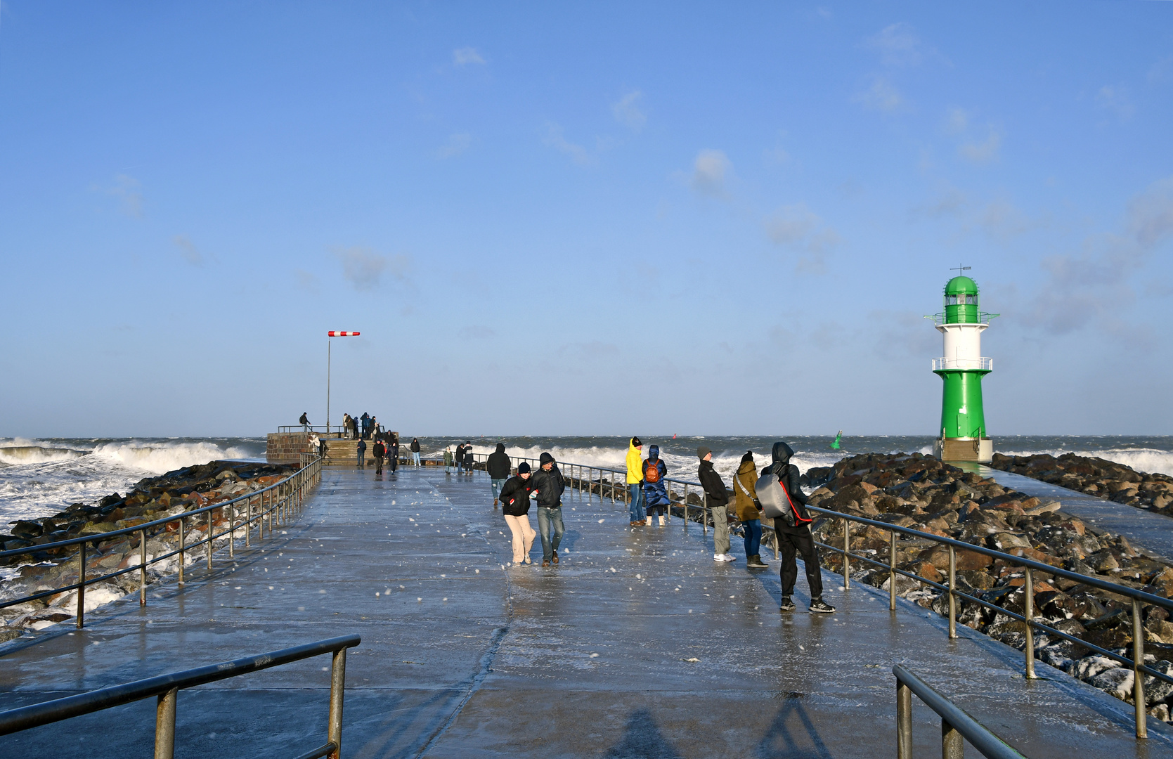 Auf der Warnemünder Westmole beim Sturmtief Zoltan