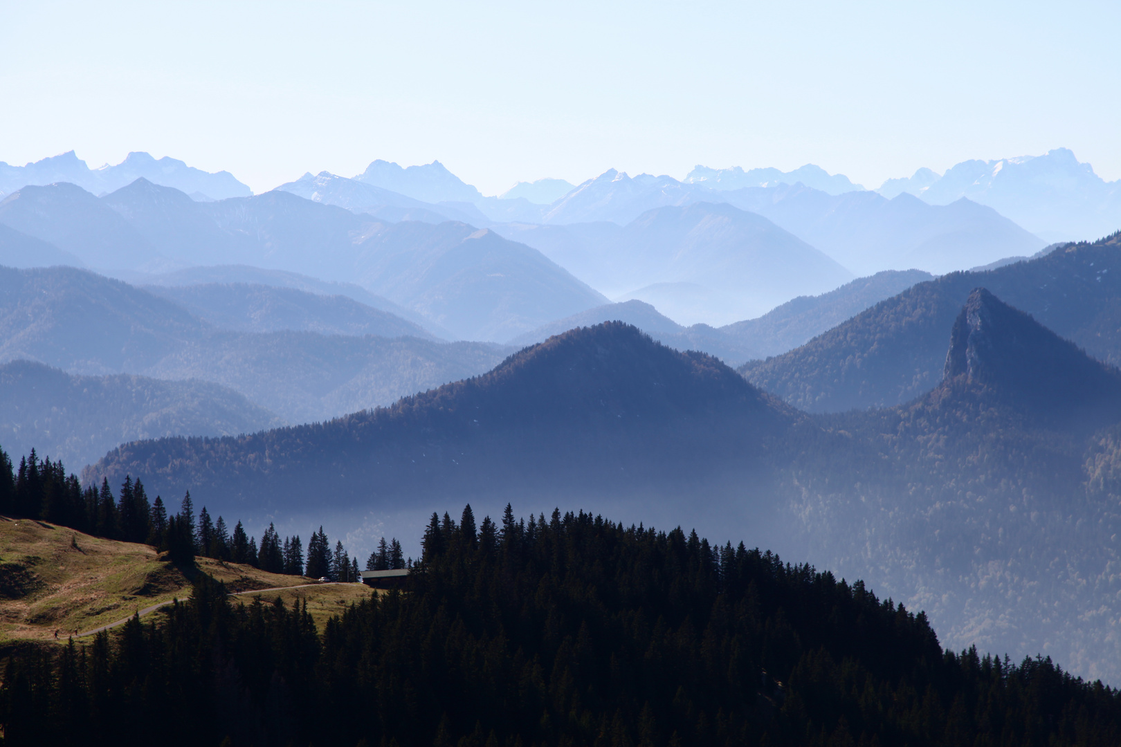 Auf die blauen Berge blicken wir