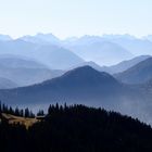 Auf die blauen Berge blicken wir