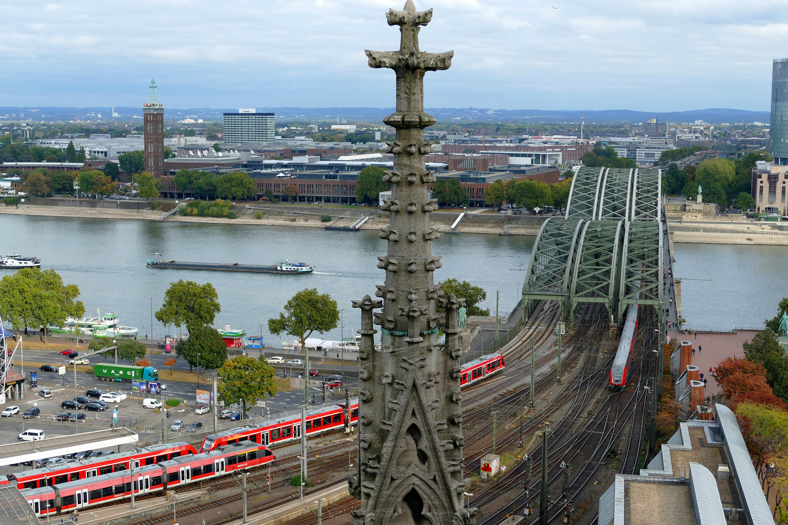 Auf die Hohenzollern Brücke geschaut