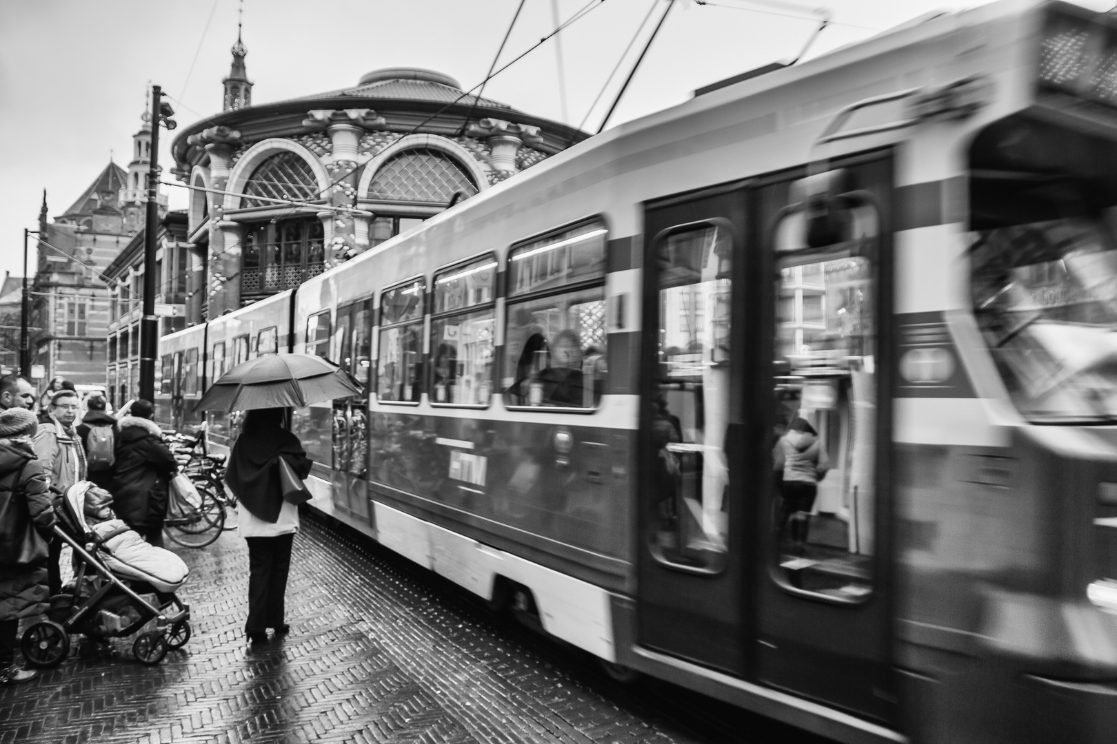 Auf die Straßenbahn warten....