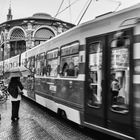 Auf die Straßenbahn warten....