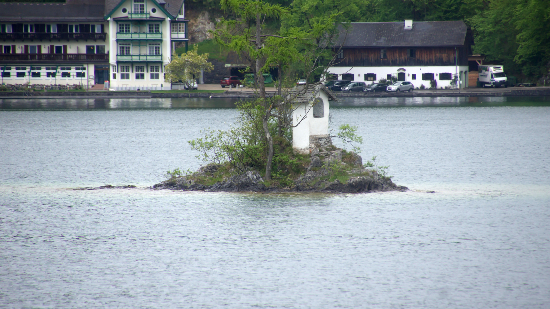 Auf dieser kleinen Insel vor Fürberg im Wolfgangsee befindet sich das Ochsenkreuz