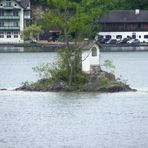 Auf dieser kleinen Insel vor Fürberg im Wolfgangsee befindet sich das Ochsenkreuz