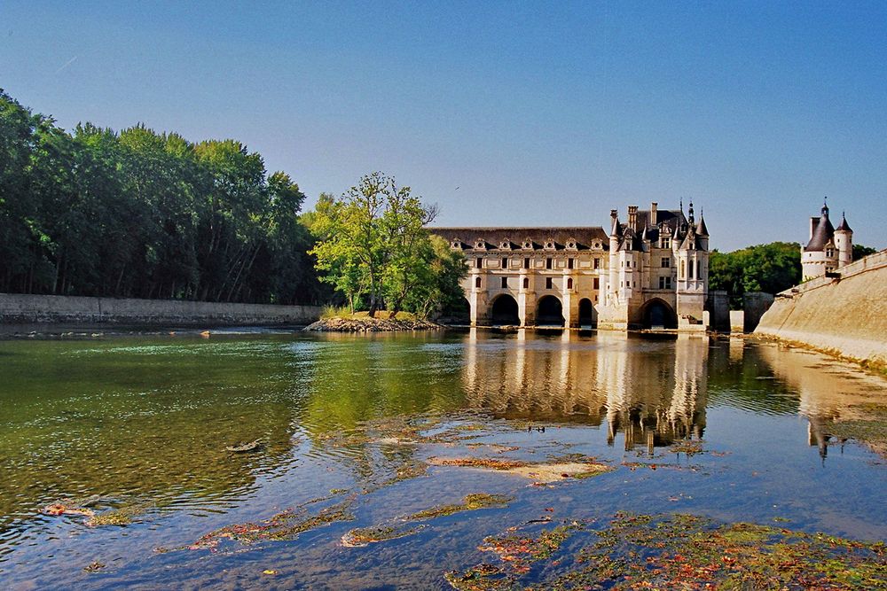 Auf eine Brücke über den Fluß Cher gebaut: Schloß CHENONCEAU