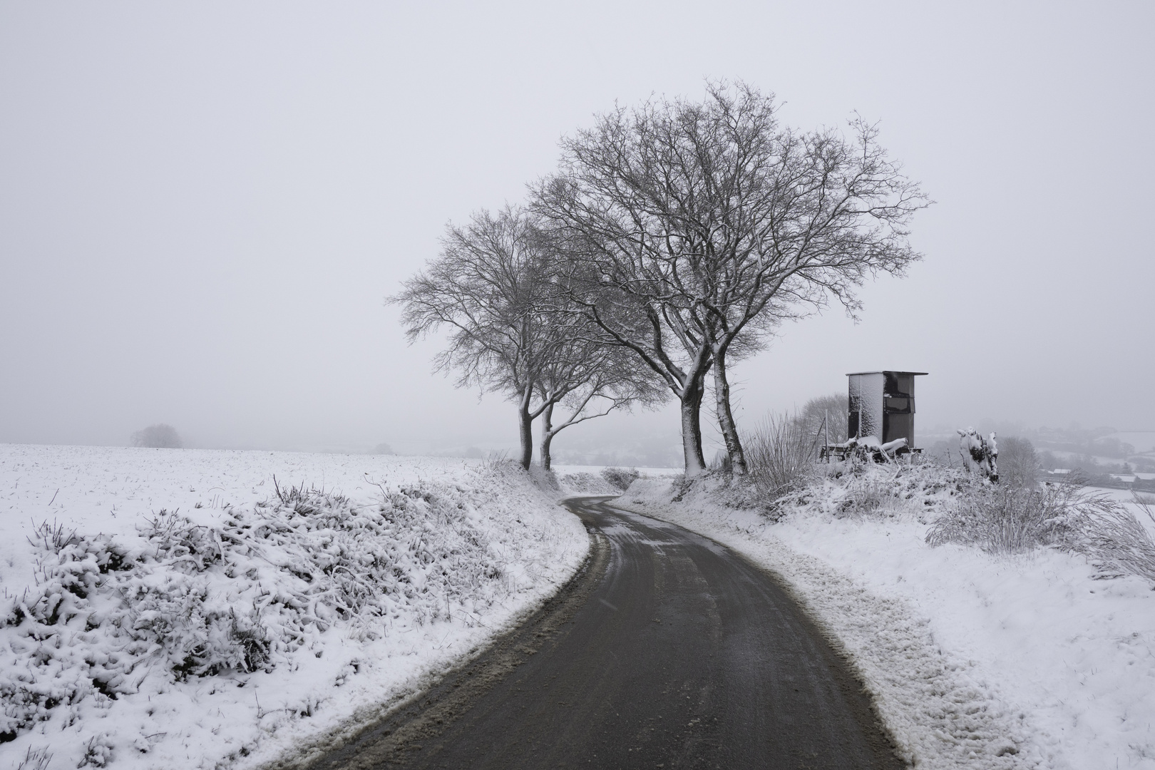 Auf eine Landstrasse im winter.