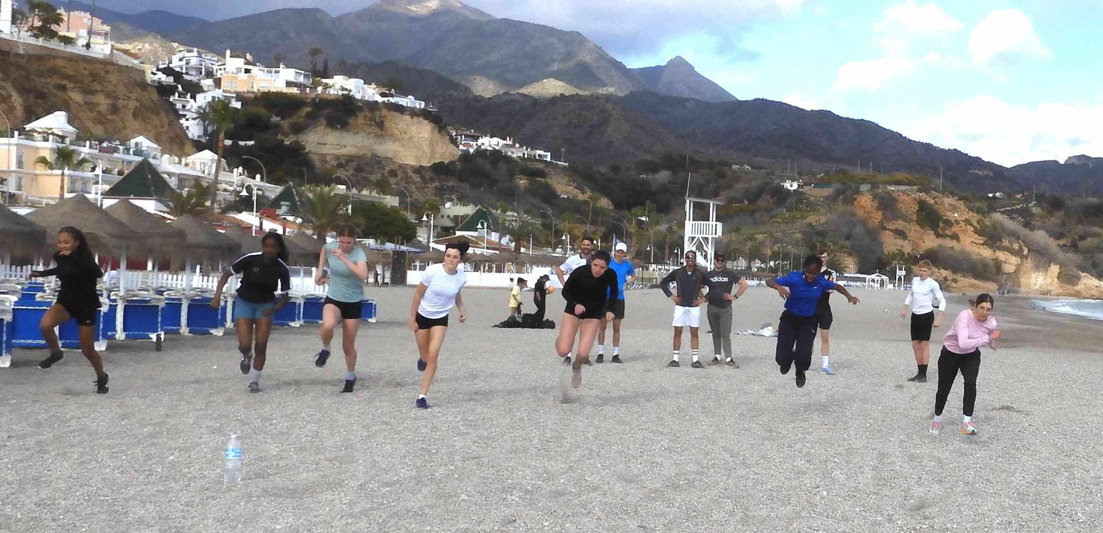 auf einem Bein über den Strand