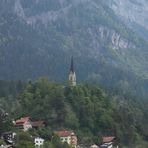 Auf einem Berg befindet sich die Reformierte Kirche in  Tammins