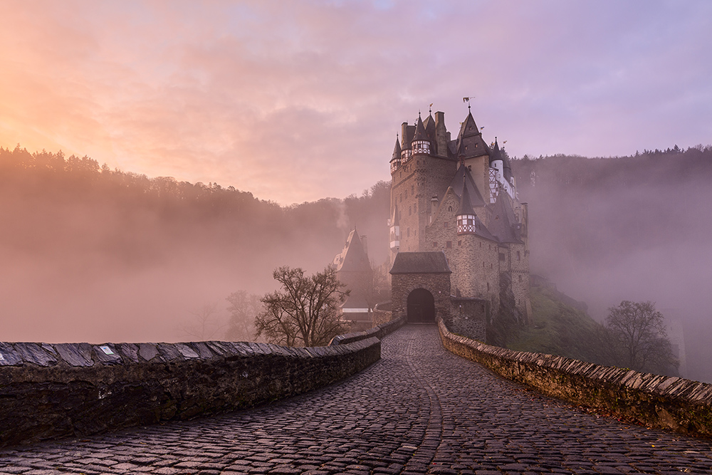 Auf einem Fels im Tal - Burg Eltz