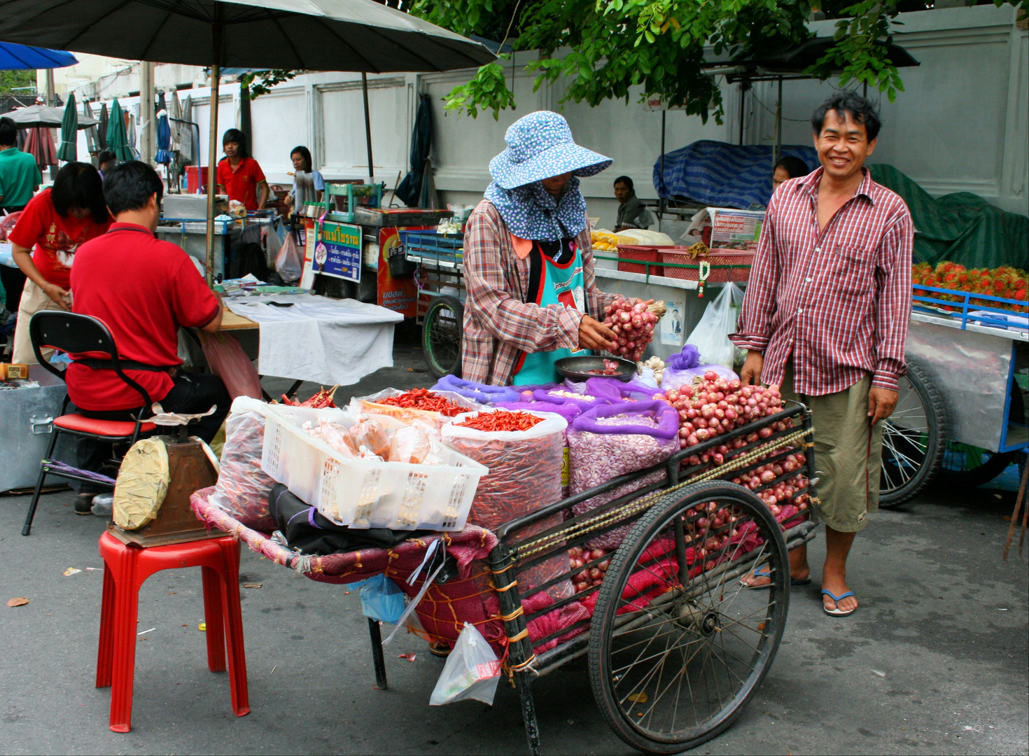 Auf einem kleinen Markt in Bangkok