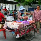 Auf einem kleinen Markt in Bangkok