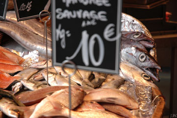 Auf einem Markt in Paris ll