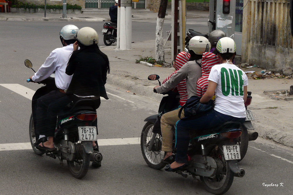 Auf einem Roller ist auch für 4 Personen Platz