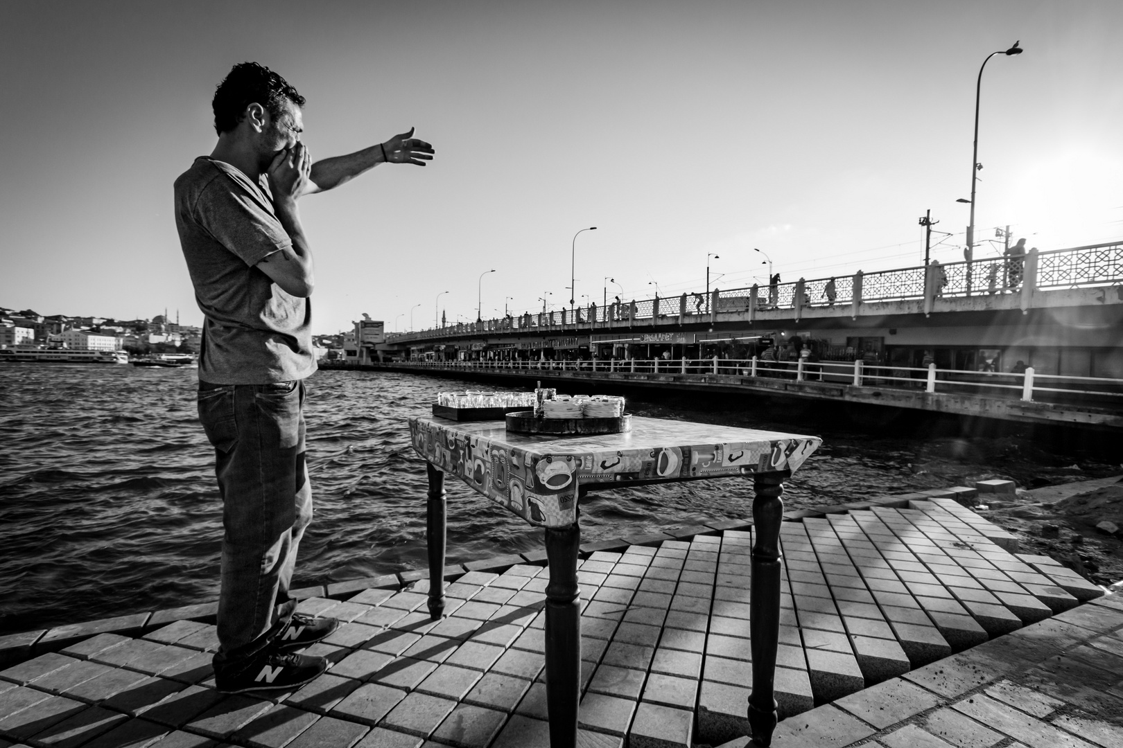 Auf einen Çay an der Galata-Brücke