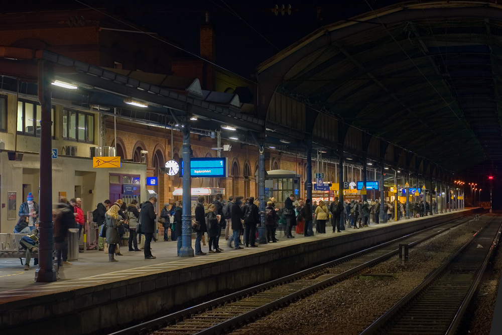 Auf einen Bahnsteig gehören Fahrgäste