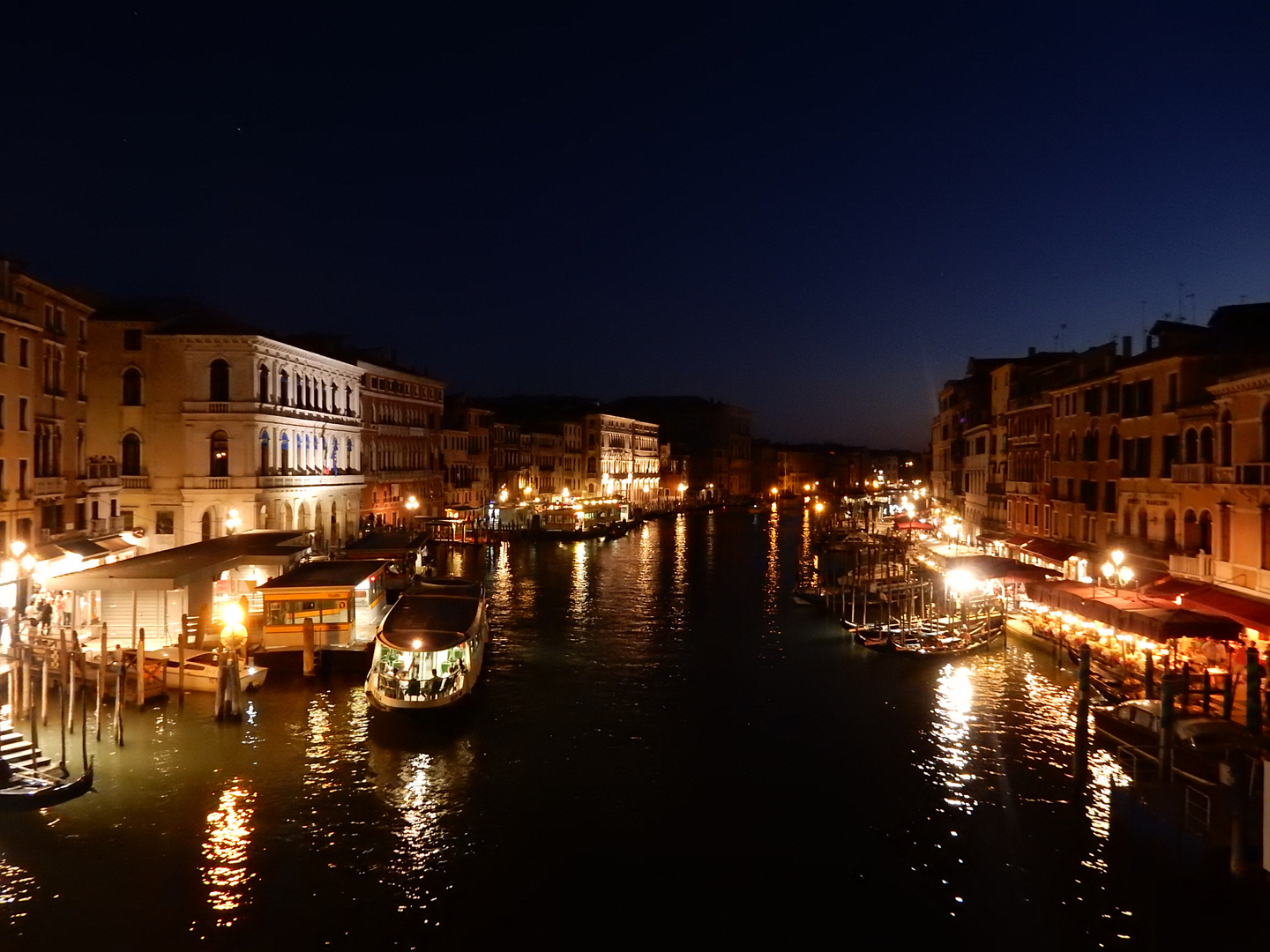 Auf einer Brücke in Venedig