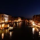 Auf einer Brücke in Venedig