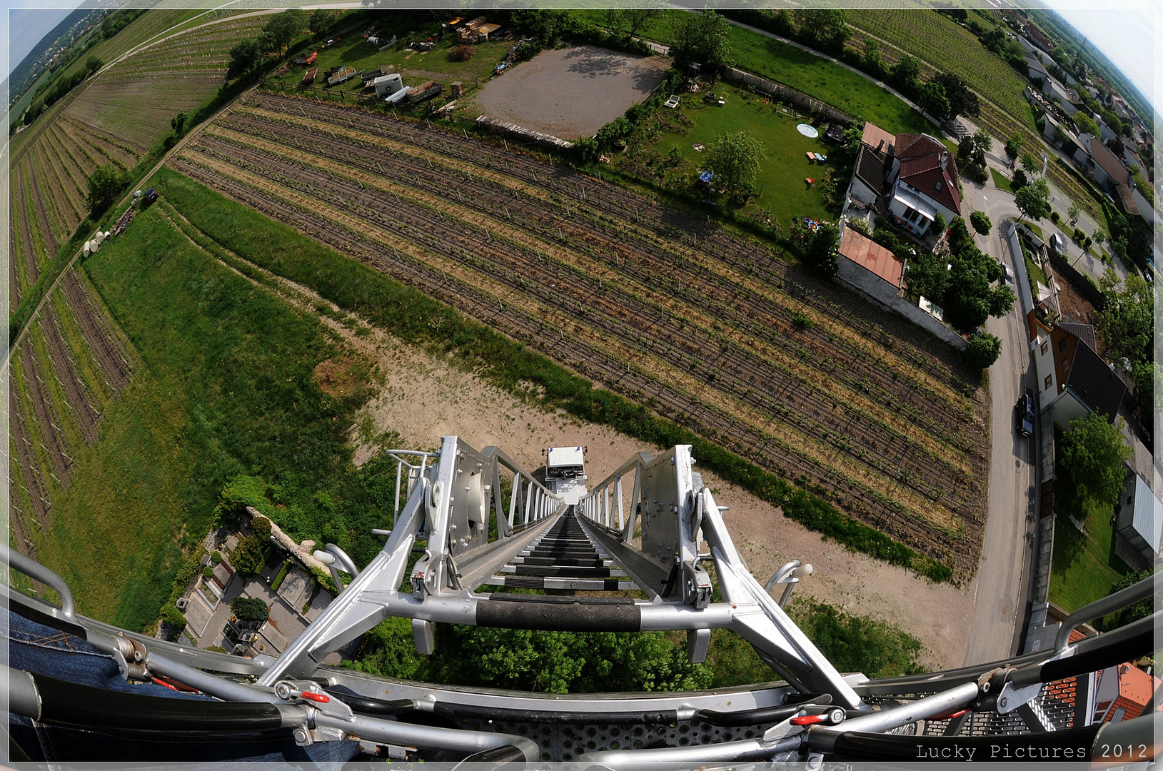 Auf einer kleinen Leiter oberhalb von - Sooss - (06/2012)