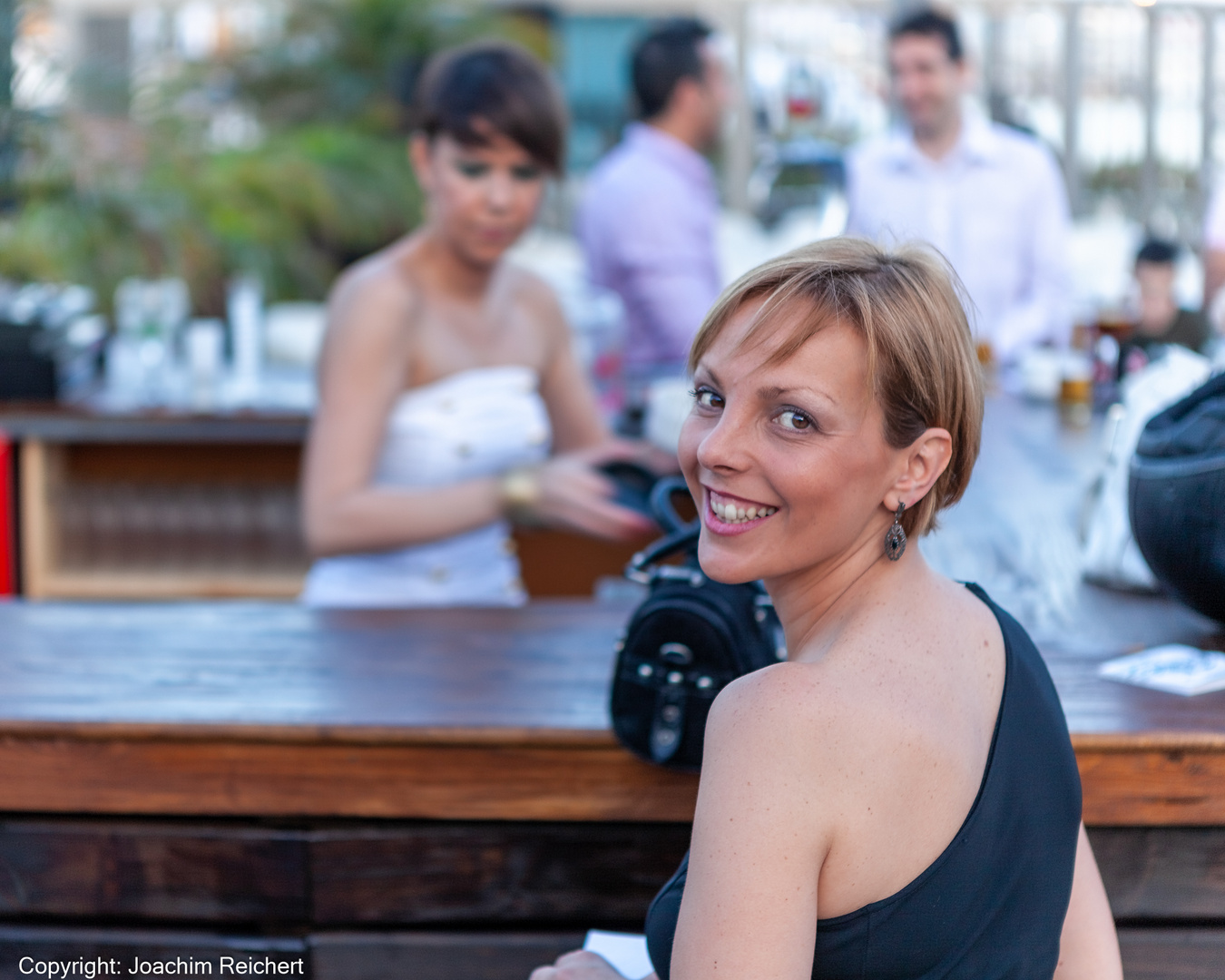 Auf einer Sommerparty am Hafen von Marseille