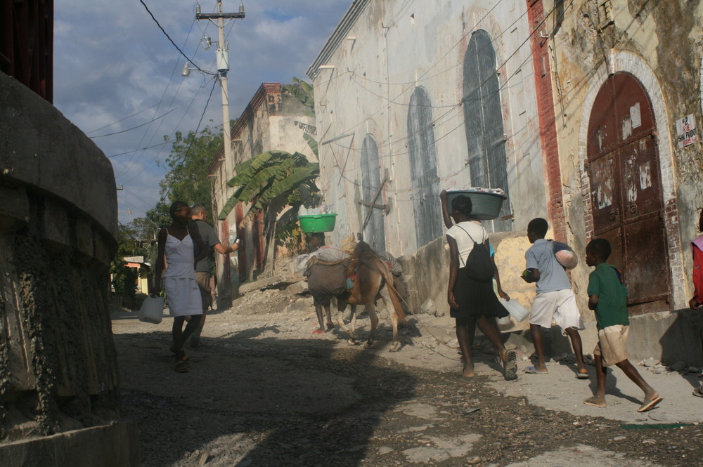 Auf einer Straße in Jacmel - Haiti