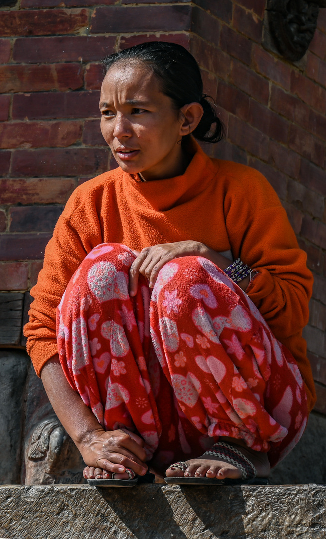 Auf einer Tempel Treppe in Patan