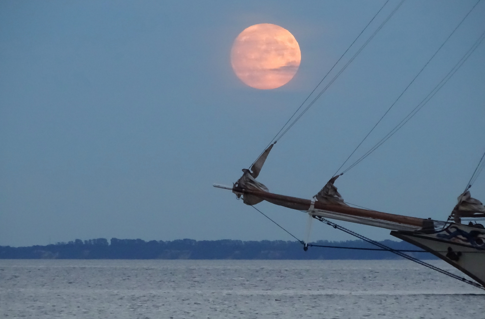 Auf Fahrt unter dem Mond