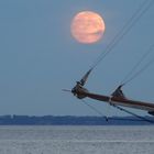 Auf Fahrt unter dem Mond