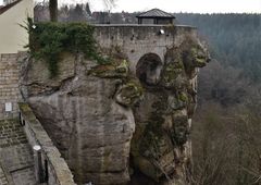 Auf Felsen gebaut