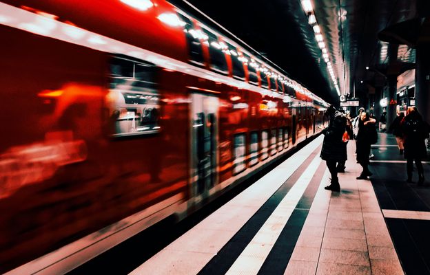 Auf Gleis 7 fährt ein,.....