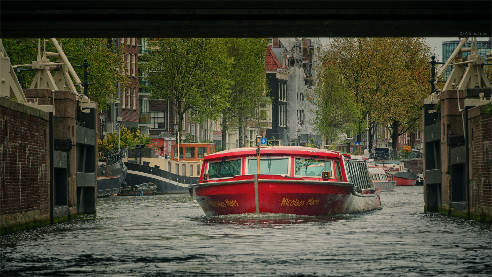 Auf Grachtenfahrt in Amsterdam