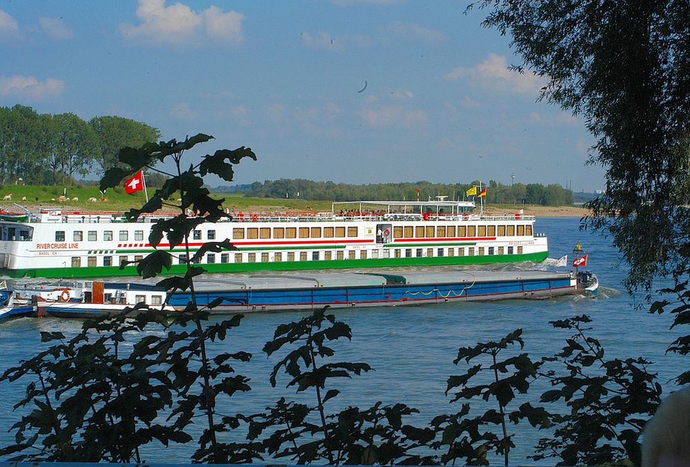 AUF GROSSER FAHRT MIT SCHWEIZER FLAGGE