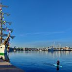 Auf großer SUP-Hafenrundfahrt