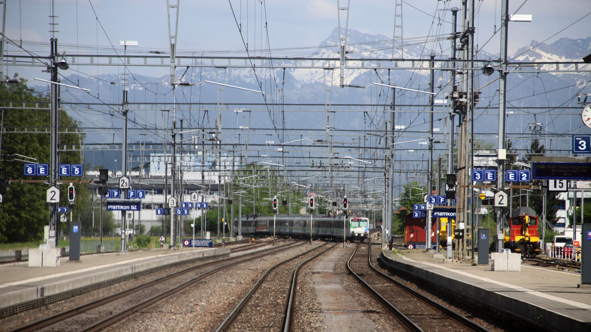 Auf Grund des ausfahrenden Voralpen-Express nach St.Gallen...