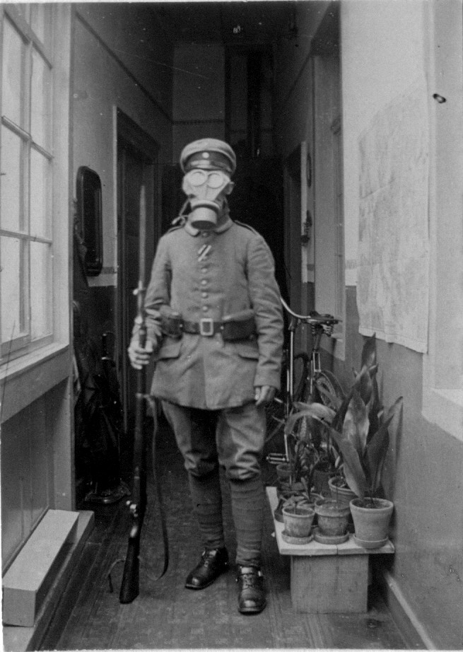 Auf Heimaturlaub mit Gasmaske 1916