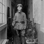 Auf Heimaturlaub mit Gasmaske 1916